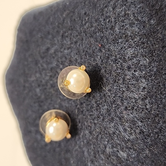 Faux pearl studs - Picture 1 of 1